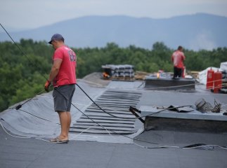 В одному з мікрорайонів Мукачева розпочали капремонт даху багатоповерхівки