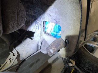 У автомобілі закарпатки виявили кілька тайників із сигаретами