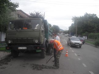 Багатостраждальну дорогу на вулиці Франка почали ремонтувати (ФОТО)