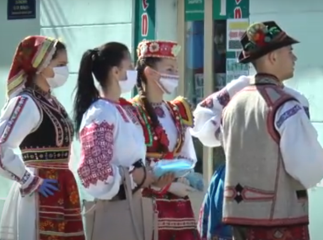 У центрі Ужгорода організували акцію до Дня вишиванки