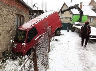 У Хустському районі мікроавтобус врізався у будинок