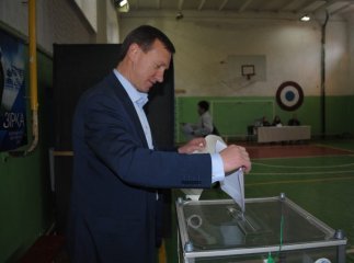 Богдан Андріїв віддав свій голос на одній з дільниць Ужгорода