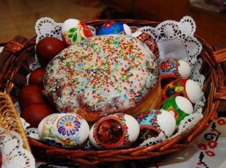 Паску освячу кожному біля двору: у селі на Мукачівщині священник приємно вразив вірників