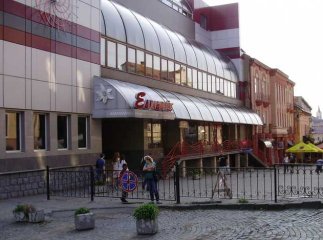 В Ужгороді біля "Едельвейсу" поставлять металеві стовпчики