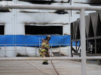 У Мукачеві досі гасять пожежу, яка спалахнула внаслідок ракетного удару