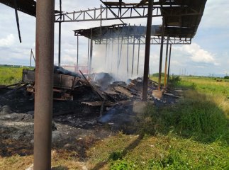 Вогонь знищив 12 тонн сіна та пошкодив три причепи
