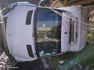 Авто перекинулось на бік: 21-річний мукачівець скоїв аварію на Рахівщині