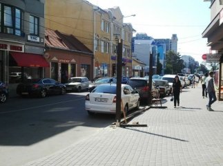 На тротуарі вулиці Швабської встановлюють терасу місцевої кав’ярні