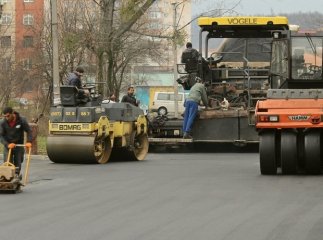 У Мукачеві асфальтують проїзд на Росвигівській