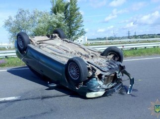 Карколомна ДТП на Закарпатті: автівка посеред дороги догори колесами