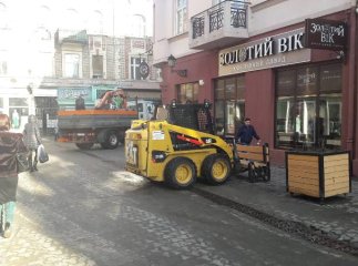 З пішохідної зони вулиць Корзо та Волошина в Ужгороді прибрали лавочки. В міськраді розповіли, для чого це зробили