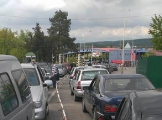 Після Великодніх свят на КПП "Ужгород" утворилась великі черги