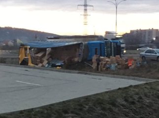 У Мукачеві біля "Епіцентру" перекинулась фура