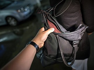 У Львові закарпатець разом зі спільниками побили й пограбували на зупинці іноземця