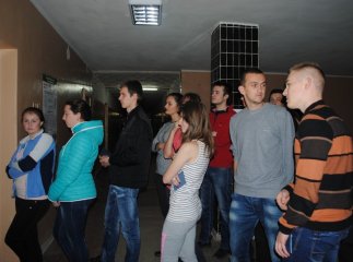 Студенти УжНУ стоять у чергах, аби проголосувати