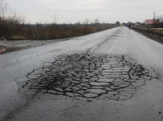 На першому шарі асфальту на Пряшівській-об’їзній у Мукачеві з’явились тріщини