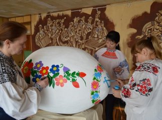 В Іршаві майстри почали розписувати великодню мегаписанку