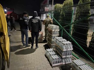 На кордоні в мікроавтобусі виявили чималу партію алкоголю невідомого походження