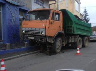 В Ужгороді КамАЗ влетів у перукарню