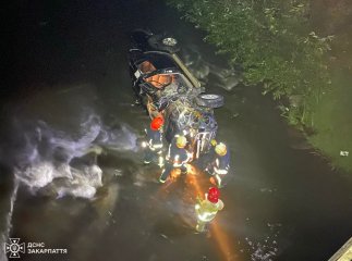 Авто з’їхало з дороги в річку: вночі на Закарпатті сталась аварія