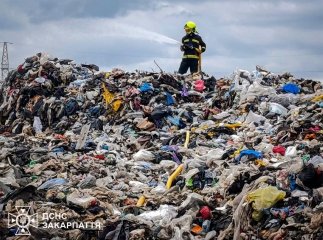 В одному з міст Закарпаття палало сміттєзвалище