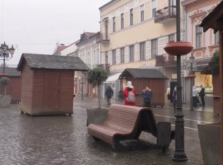 В Ужгороді для ярмарки поставили дерев’яні будиночки