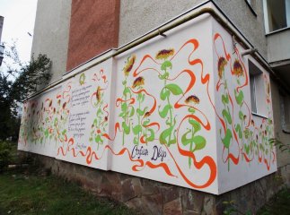 Фасад квартири в спальному мікрорайоні Мукачева прикрасив дивовижний стінопис