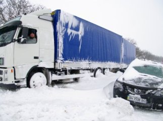 Люди замерзають у гігантському заторі на трасі Київ-Чоп (ВІДЕО)