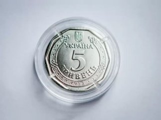 В Україні з’явилися нові гроші — одразу дві монети 5 гривень