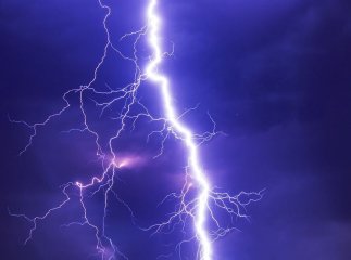 Блискавка вбила двох людей. Як діяти під час грози та де можна сховатись