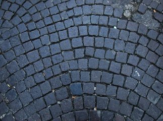 Комунальники відновлять бруківку на двох вулицях Мукачева, яка пошкодилась