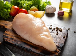 Скільки варити куряче філе на салат та що додати для аромату та соковитості