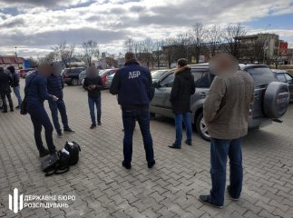 На Закарпатті митник вимагав 1200 доларів від власника євробляхи