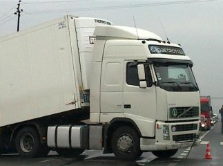 Біля Мукачева фура звалилась у кювет поряд з трасою (ФОТО)