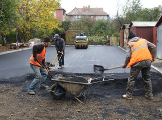 У Мукачеві на вулиці Токаря ремонтують проїзд