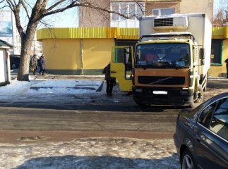 Жінка підзковзнулась на тротуарі і впала під вантажівку