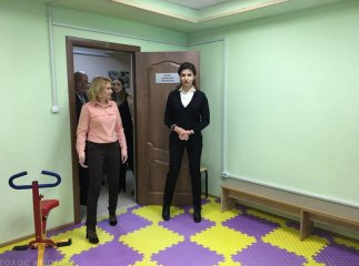 Дружина Петра Порошенка вже на Закарпатті. Вона відвідала кілька закладів в Ужгороді