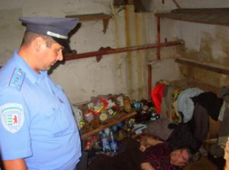 Мукачівський дільничний переймається долею двох безхатченків