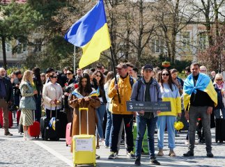 Життя вмістилося в валізу: в Ужгороді провели флешмоб
