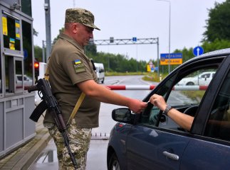 Чоловіків віком від 18 до 22 років вже почали випускати за кордон: які документи потрібні