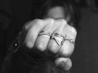 Через те, що собака налякала дитину, мати побила власницю тварини і загасила сигарету об її обличчя