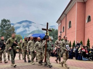 У Рахові поховали 31-річного військового. У нього залишилась дружина та двоє маленьких діток