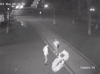 У мережі показали відео, як хлопці нищать фотозону