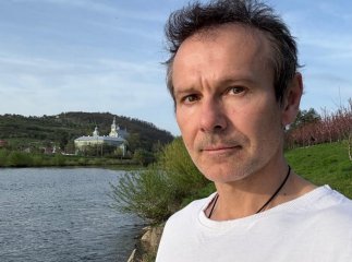 Святослав Вакарчук приїхав у Мукачево і замилував фотографіями на фоні сакур Святослав Вакарчук приїхав у Мукачево і замилував фотографіями на фоні сакур
