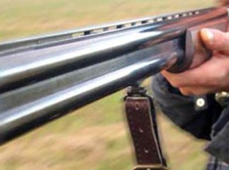 Замість того щоб віддати рушницю правоохоронцям закарпатець зламав її на їхніх очах