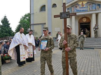 Сьогодні закарпатці навколішках проводжали Героя в останню дорогу Сьогодні закарпатці навколішках проводжали Героя в останню дорогу