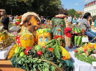 У центрі Ужгорода проходить креативна виставка осінніх дарів "СмачноФест"