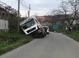 ДТП у Верхньому Коропці: водій сміттєвозу не впорався із керуванням