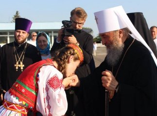 Як в аеропорту "Ужгород" предстоятеля УПЦ МП митрополита Онуфрія зустрічали