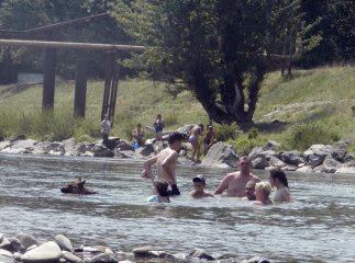 Мешканці Хуста тільки мріють про басейн та цивілізований пляж